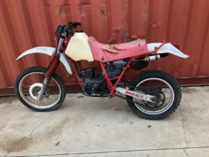Yamaha TT600 motorcycle with white fuel tank and red seat